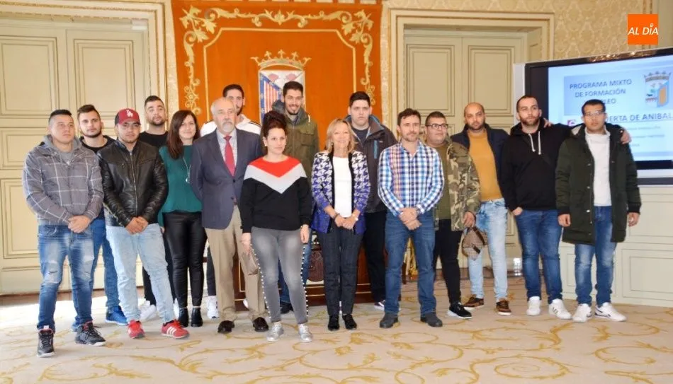 La concejala de Familia e Igualdad de Oportunidades, Cristina Klimowitz, y el gerente provincial del Ecyl, Pedro Grijalba, en el Ayuntamiento, junto a los jóvenes que han completado este curso de formación. Foto de Lydia González