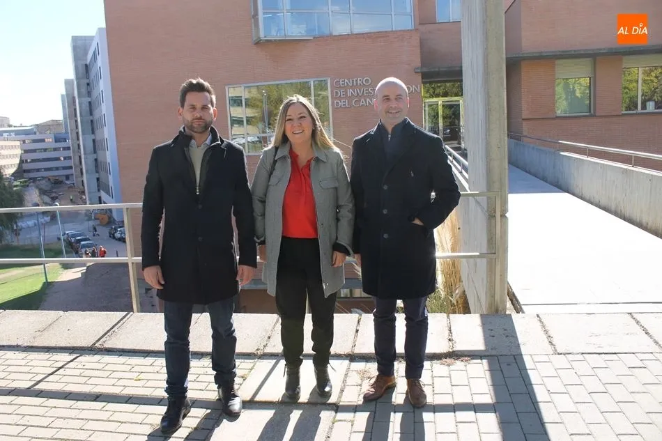 Representantes de Cs a las puertas del CIC de Salamanca