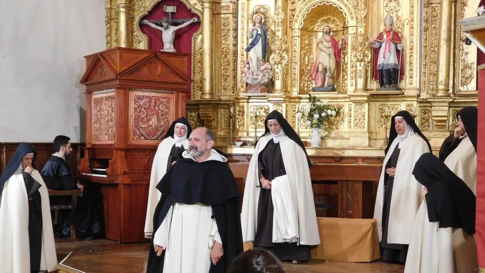Actuación de Teresa la jardinera de la Luz  en la iglesia de Garcihernández.
