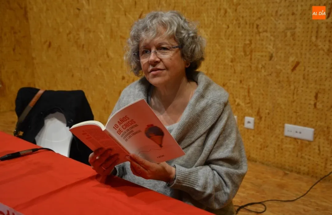 Cuca Hernández en la presentación del nuevo libro ‘10 años de crisis’ / Foto: Lydia González