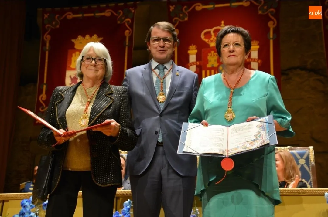 Galardonadas, junto al alcalde de Salamanca en la entrega de las medallas / Foto: Lydia González