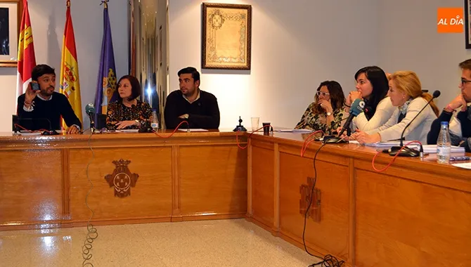 Francisco Díaz y Carmen Familiar debatían en el Pleno sobre la situación del vertido de basuras en el solar de Elisa Muñoz