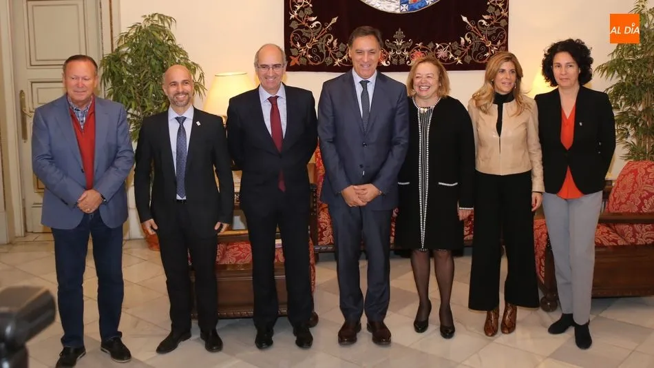El primer teniente de alcalde y concejal de Fomento, Carlos García Carbayo, el presidente de la Diputación Provincial, Javier Iglesias, el vicerrector de Economía de la USAL, Javier González Benito, y la presidenta del CSIC, Rosa Menéndez. Foto de Alberto