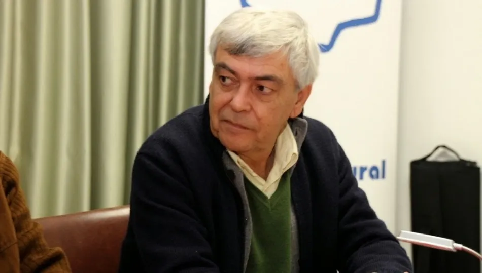 Luis Natera fue lector de español en el Liceo Louis le Grand de París y ejerció como catedrático de Francés en diferentes institutos de Gran Canaria