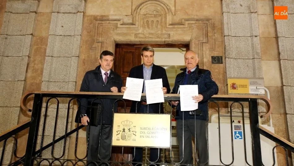 Miembros de la junta directiva de Salvar el Archivo, a la salida de la Subdelegación del Gobierno. Foto: Alberto Martín
