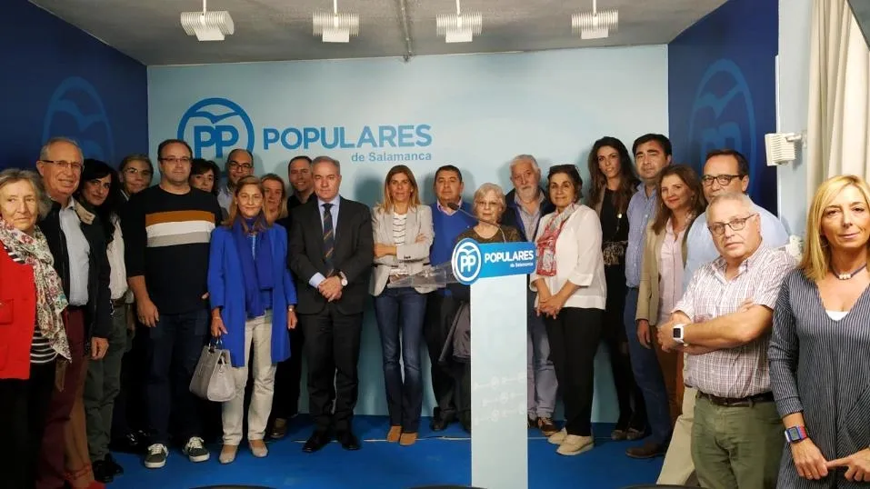 El director general de Formación Profesional, Agustín Sigüenza, junto a afiliados y simpatizantes del PP de Salamanca