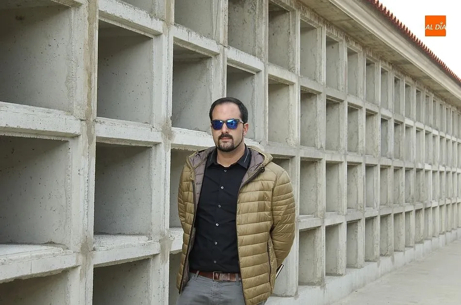 El concejal delegado del cementerio, Cristian González junto a los nuevos nichos construidos/Foto: Adrián Martín