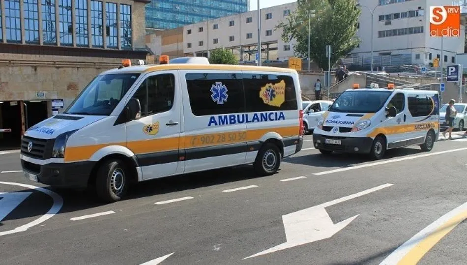 Fuerte colisión entre dos turismos en la glorieta de Ciudad de Brujas  
