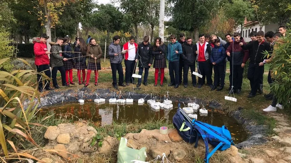 Alumnos de 4º de ESO del colegio Padres Trinitarios durante el taller de pesca.
