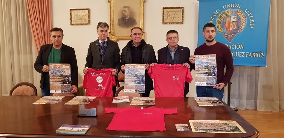Casimiro Blanco (izquierda) y Evelio Almendra y Javier Marcos (derecha), junto a los responsables y patrocinadores. Foto: RFG