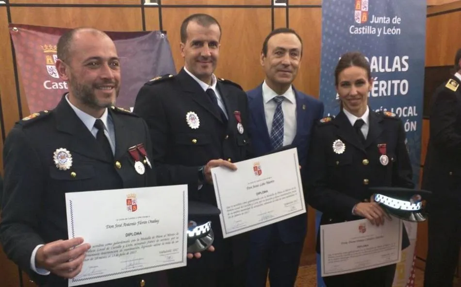 El agente José Antonio Florín (izquierda) ha sido distinguido con la Medalla de oro al Merito de la Policía Local de Castilla y León