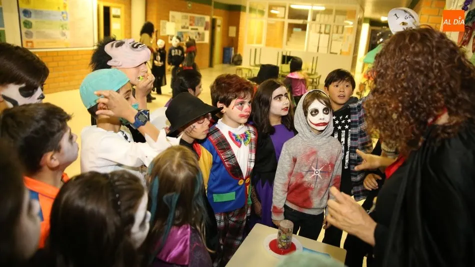 Los escolares se han divertido en una animada fiesta de Halloween. Foto: Alberto Martín