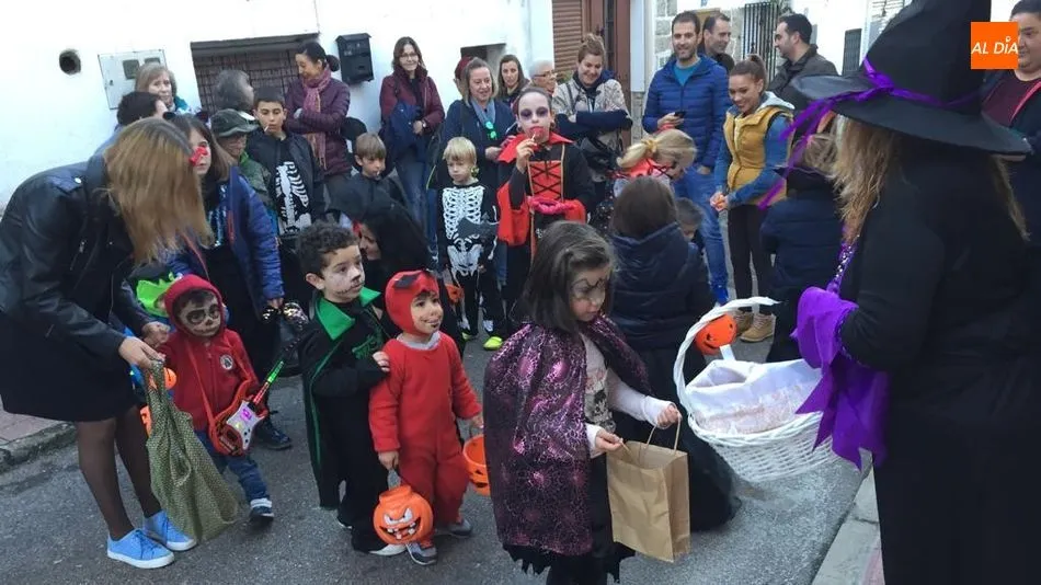 Los más pequeños de Villarino de los Aires recorren las calles con el ‘Truco o trato’  