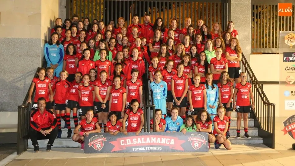 Foto de familia de jugadoras y técnicos del club. Fotos: Alberto Martín