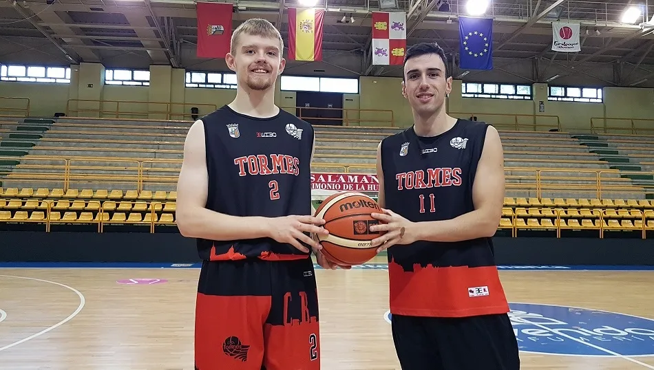 Round y De la Calle posan con un balón tras ser elegidos capitanes del equipo.