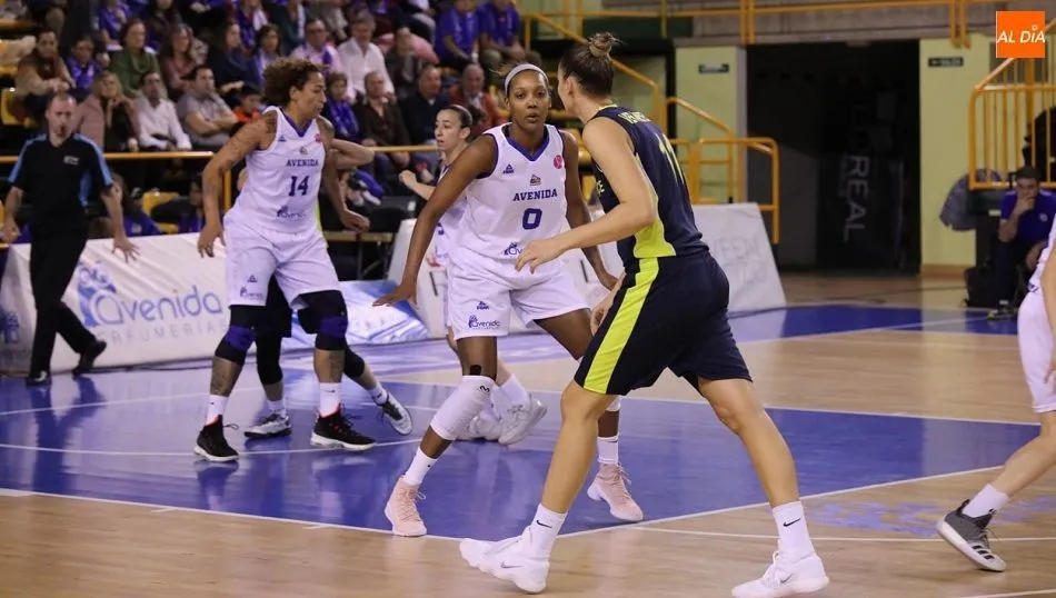 Robinson en labores defensivas ante Verameyenka. Fotos: Alberto Martín