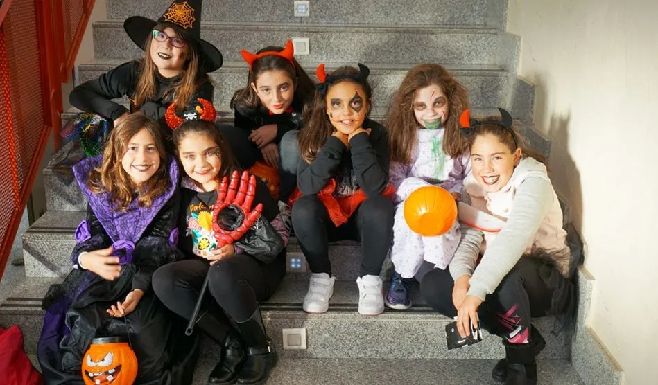 Gran participación de jóvenes y niños en la fiesta de Halloween