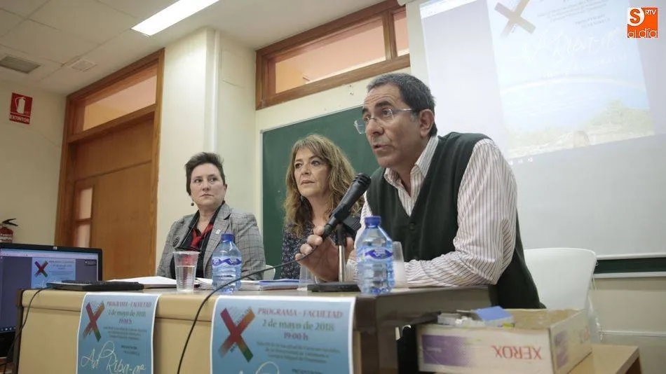 Marisol Hernández durante la presentación de su novela en la Facultad de Ciencias Sociales