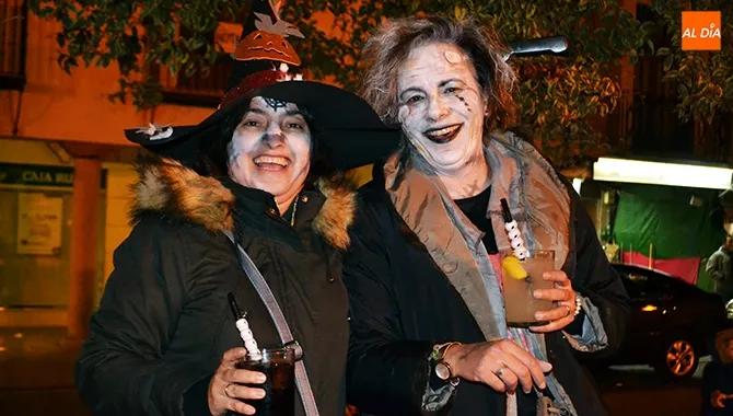 Grandes y pequeños salían a las calles disfrazados para participar en la fiesta de Halloween