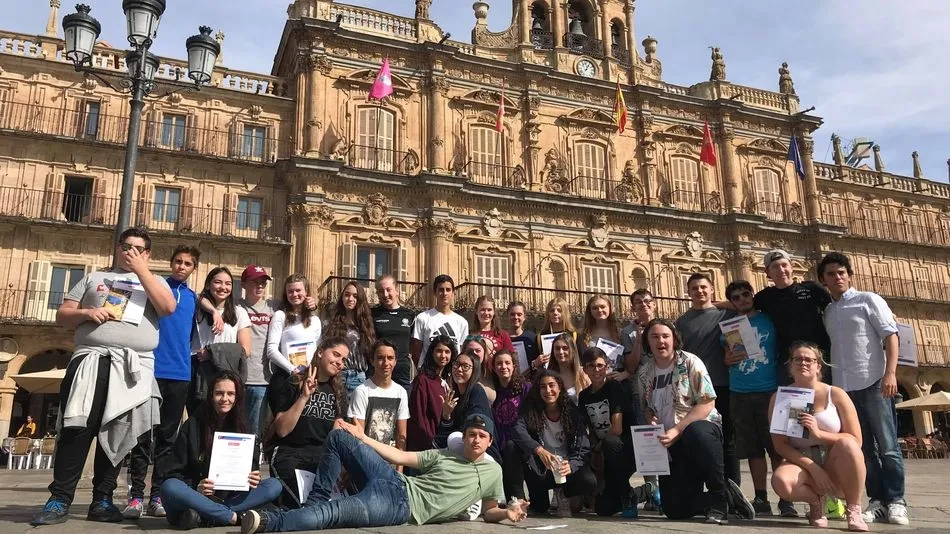 Los jóvenes participantes en el encuentro, en la Plaza Mayor de Salamanca