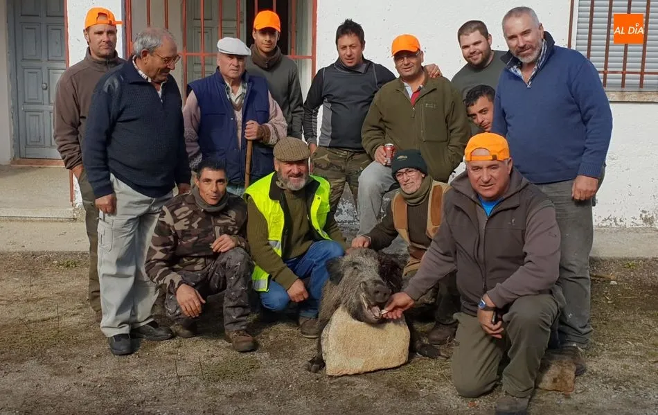 Julián Martíjn, primero de la derecha, junto al resto de compañeros de jornada con el ejemplar abatido
