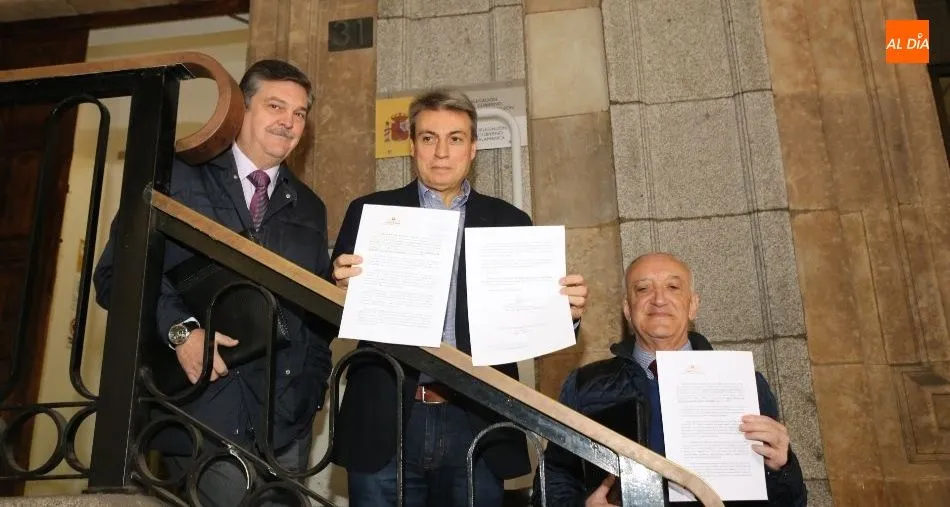 Policarpo Sánchez, en el centro, presidente de la junta directiva de la Asociación Salvar el Archivo de Salamanca, en un acto junto a la Subdelegación de Gobierno. Foto de Alberto Martín