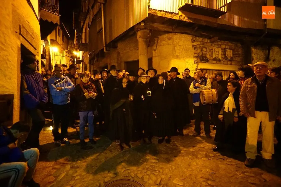 La comitiva recorrió las calles iluminadas por velas al son de los cánticos y el repique de campanas