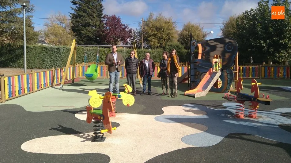 El alcalde, David Mingo, junto a la concejala Marta Labrador y miembros de la comunidad de propietarios de Valdelagua