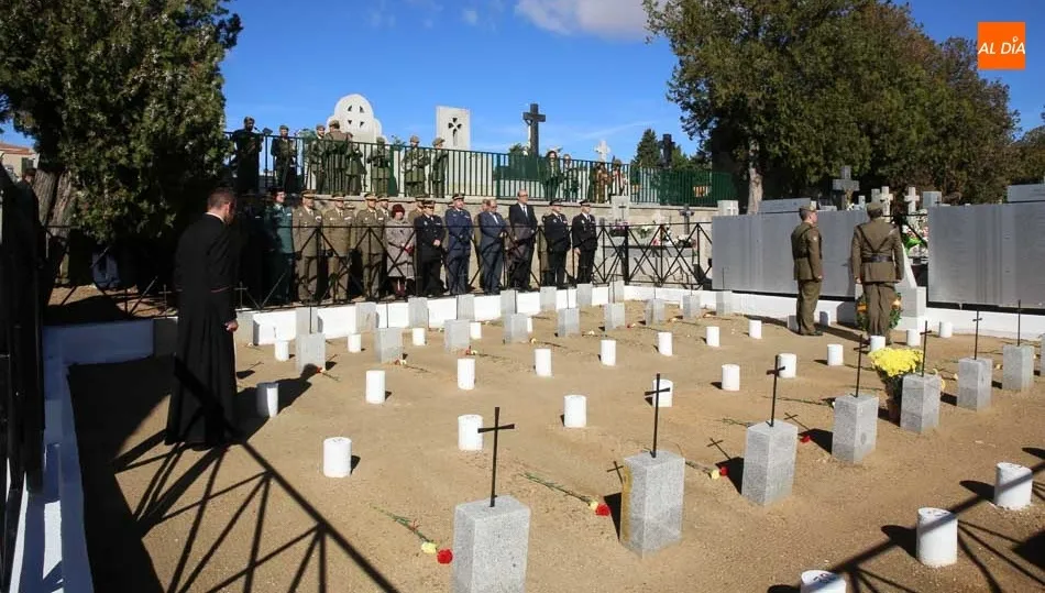 Ofrenda floral ante la placa que recuerda a los soldados fallecidos. Fotos: Alberto Martín