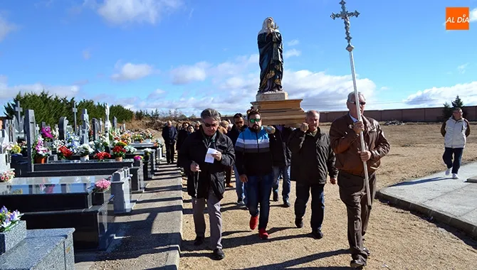 Decenas de personas participaban en la procesión del Día de los Difuntos