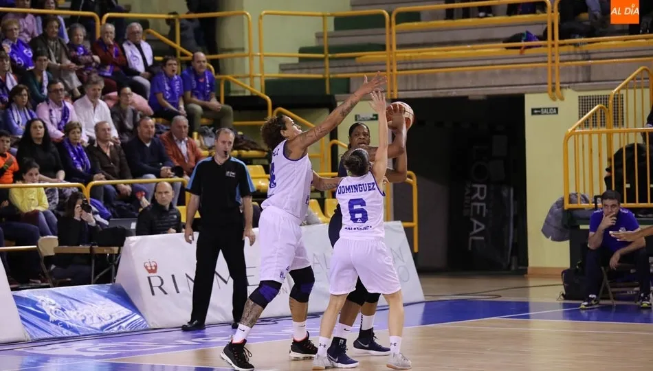 Erika de Souza y Silvia Domínguez, en labores defensivas. Foto: Alberto Martín