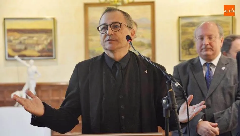 El pintor Miguel Elías en la inauguración de esta muestra, en la primera planta del Casino. Foto de Lydia González