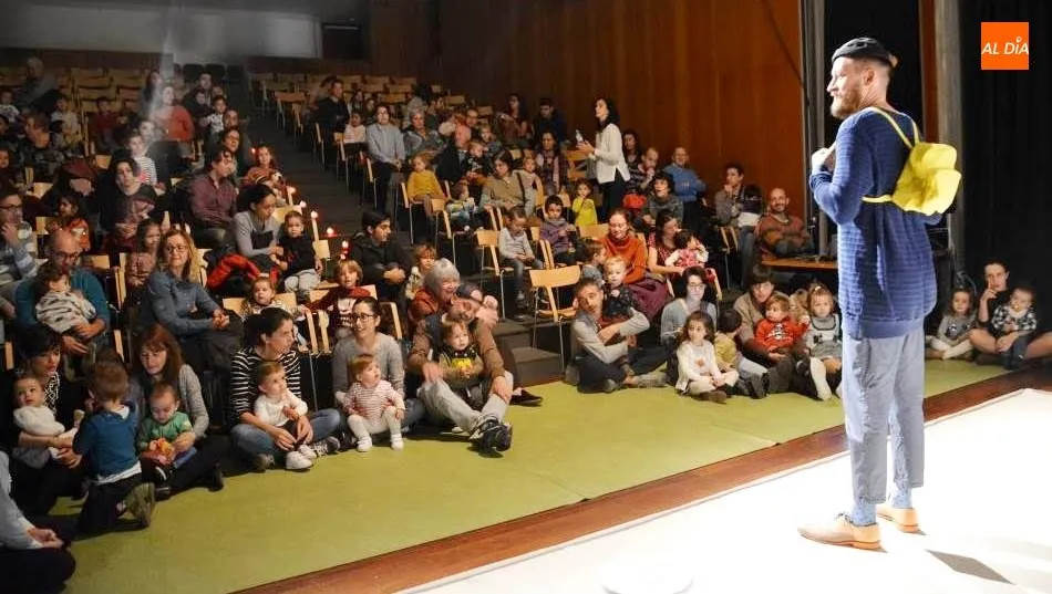 Actuación de Karamutxo Teatro en la Biblioteca Torrente Ballester. Foto de Lydia González
