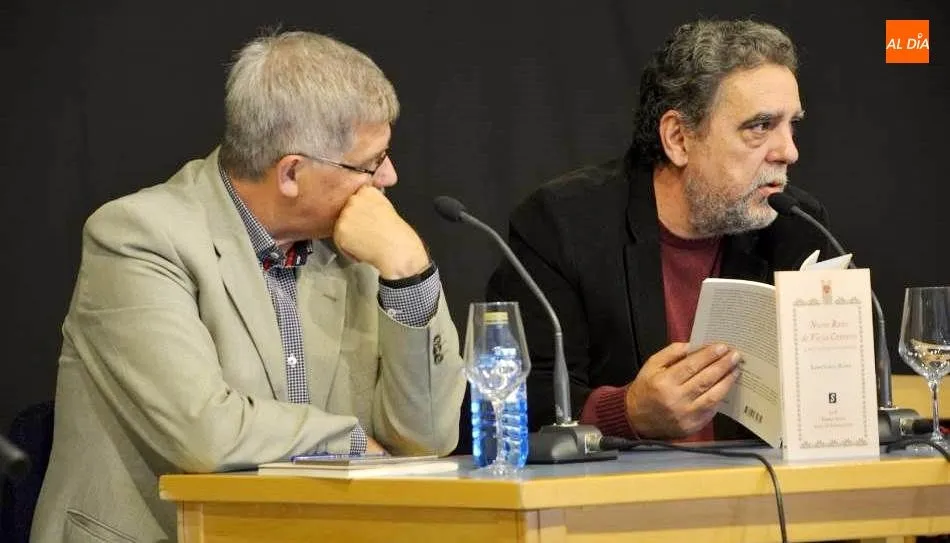 Ramón García Mateos, autor del libro, a la derecha, junto a Juan Francisco Blanco, director del Instituto de las Identidades de la Diputación de Salamanca. Foto de Lydia González