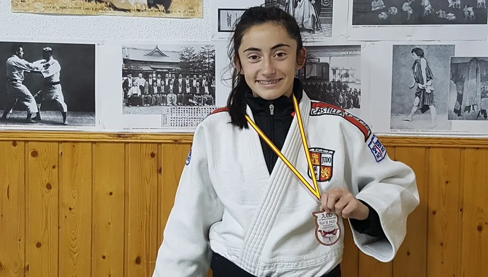 Carla muestra orgullosa su medalla.