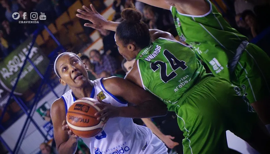 Robinson entra a canasta ante la oposición de una rival. Fotos: Perfumerías Avenida