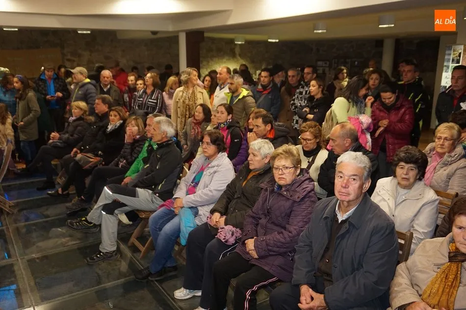 El Castillo de la Biosfera de San Martín del Castañar se llenó de público para presenciar el recital poético