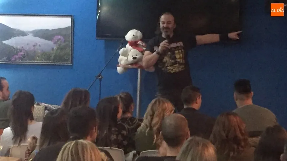 David César se ganó los aplausos del público en la Cafetería Imperial de Vitigudino / SILVESTRE