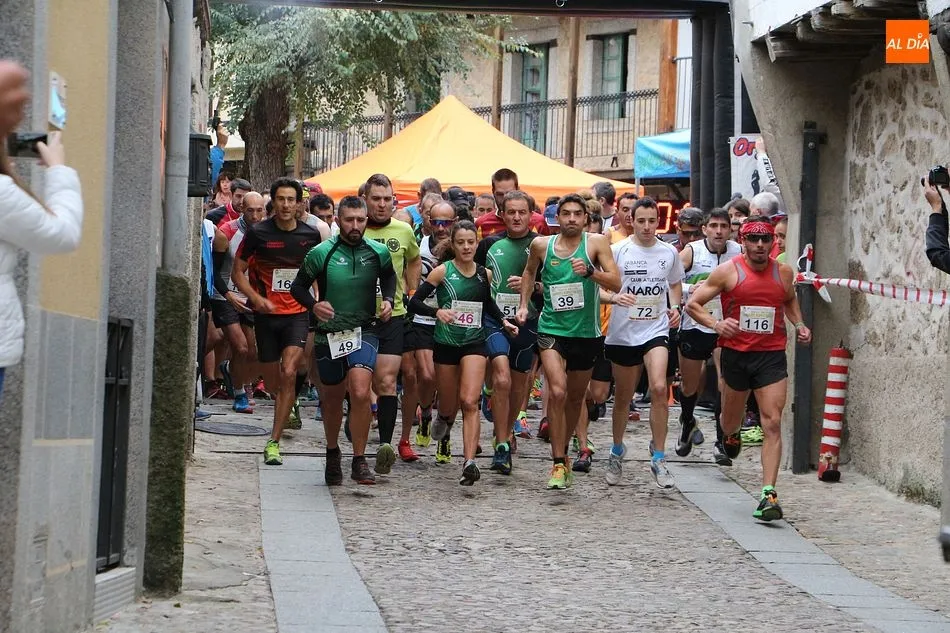 Los corredores tomaron la salida de la Carrera de los Lagares Rupestres en la Plaza Mayor de San Esteban de la Sierra