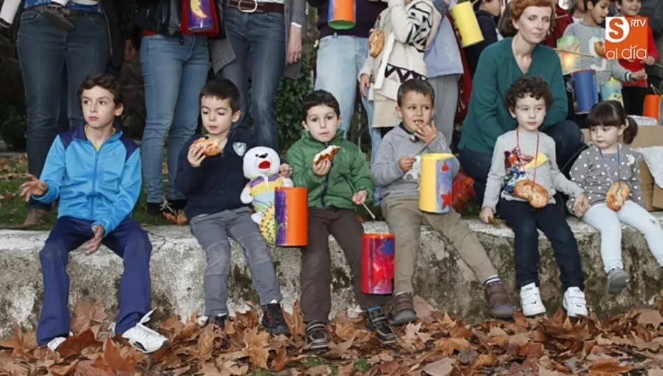 La celebración principal tiene lugar después de oscurecer, cuando niños de diversas edades efectúan un recorrido de casa en casa portando farolillos de papel