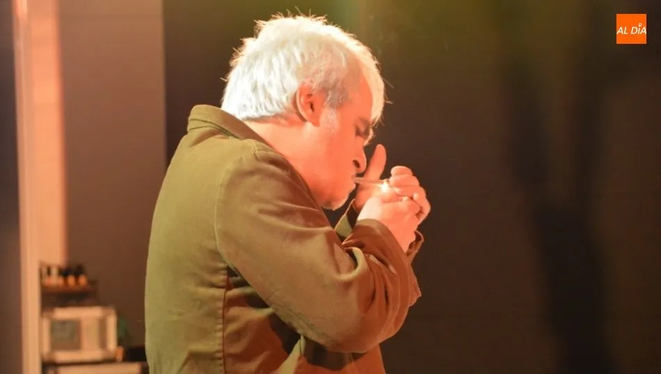 Una de las escenas de ‘Y en mi corazón el dardo’ (Imaginando a León Felipe), a cargo de Teatro del Azar. Foto de Lydia González