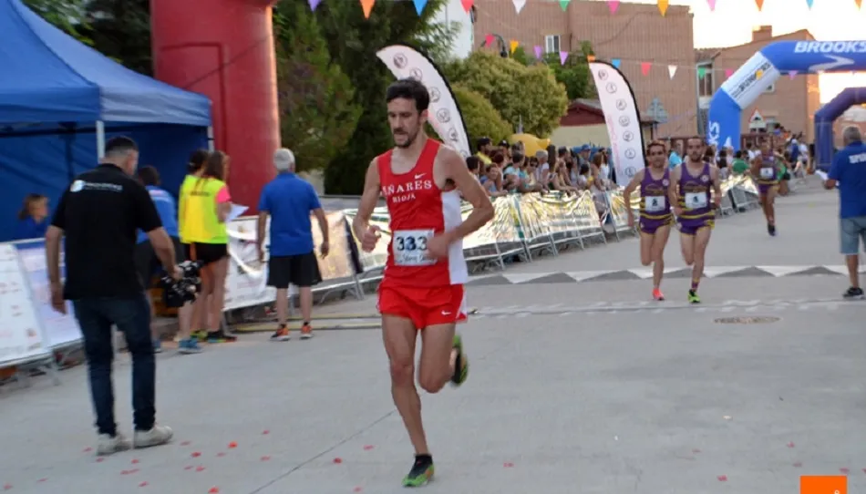 Dani Sanz entrando vencedor en una prueba en Macotera.