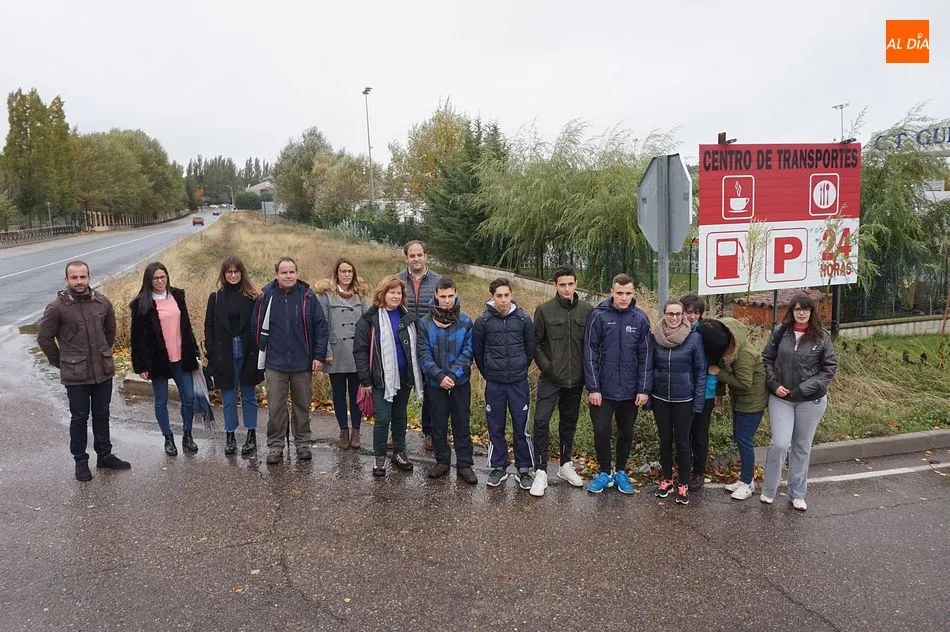 Alumnos, profesores, concejales y personal municipal acudieron a la presentación de la nueva AFE en Guijuelo