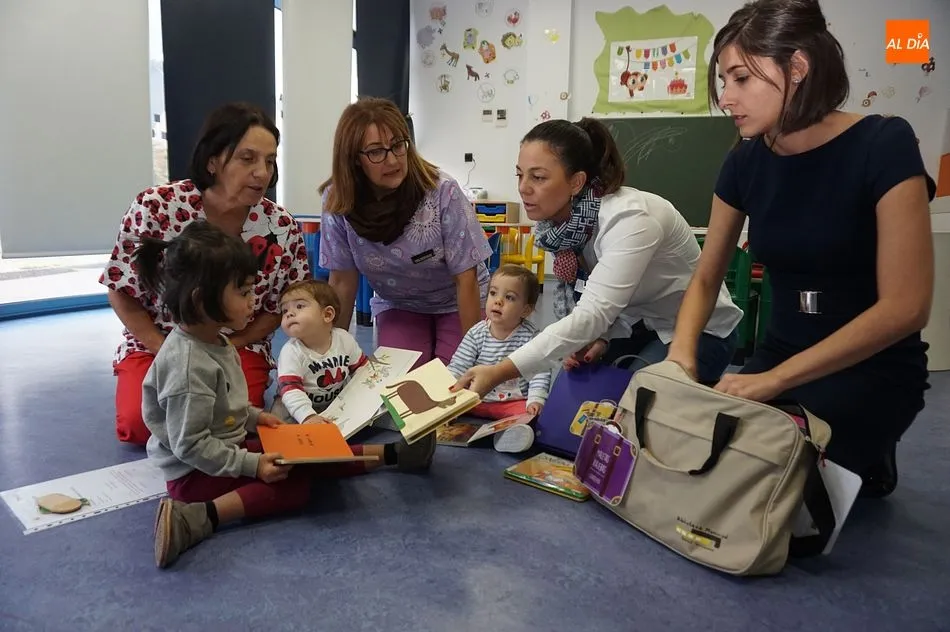 Los alumnos de la Escuela infantil de Guijuelo darán sus primeros pasos en la lectura con ayuda de la Maleta Viajera de la David Hernández