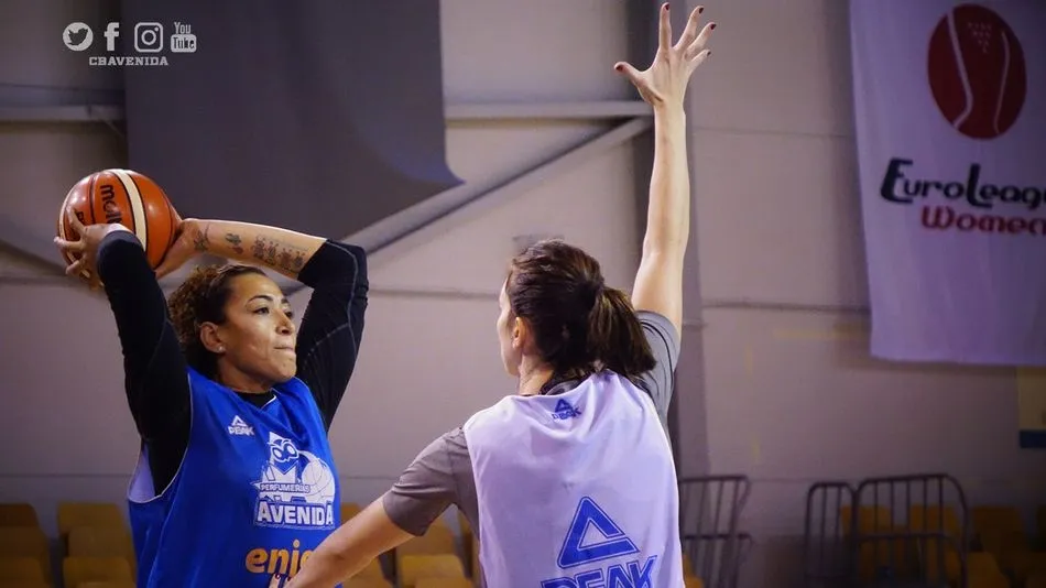 Erika de Souza es defendida por Laura Gil en un entrenamiento.