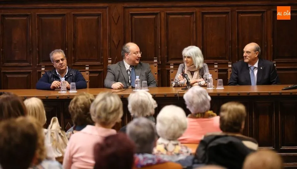 El acto principal tenía lugar en el Aula Unamuno de las Escuelas Mayores, con la presencia del vicerrector de Política Académica y Participación Social, Enrique Cabero Morán, entre otras autoridades