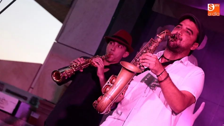 Berzosax combina el swing y dixie de los años 20 con temas de blues, jazz-rock o adaptaciones del Pop de los 90