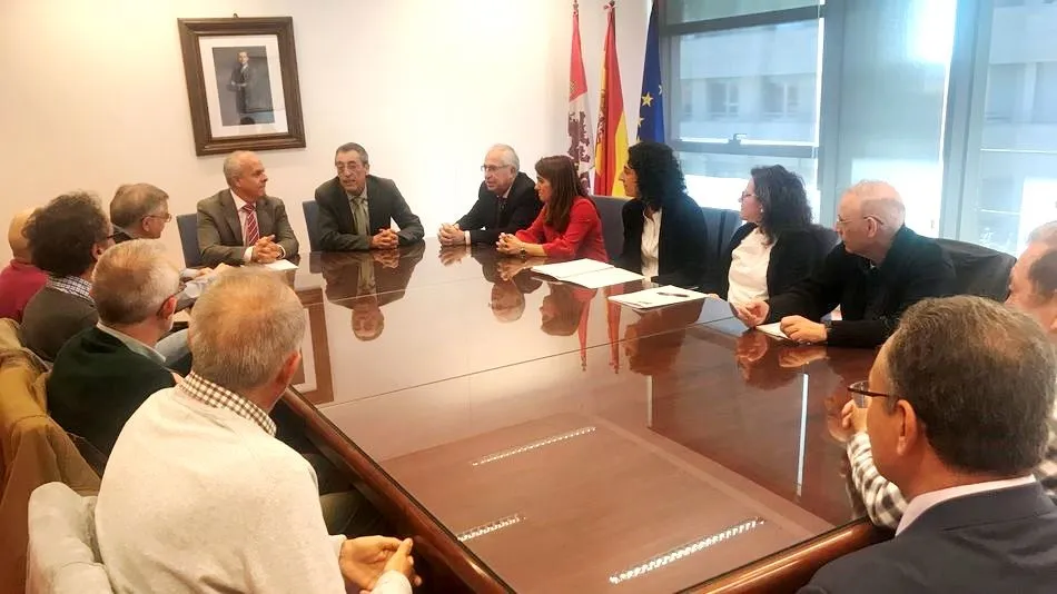 El delegado de la Junta de Castilla y León, Bienvenido Mena, junto al director provincial de Educación, Ángel Morín, en un encuentro anterior con profesores honoríficos colaboradores de Salamanca