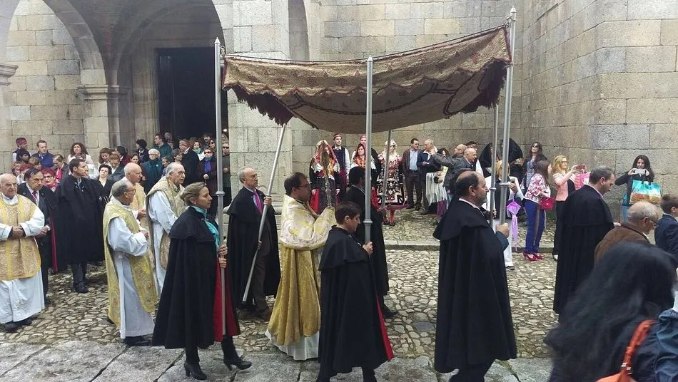 Numerosos vecinos de La Alberca portan capas españolas en los actos festivos de la localidad