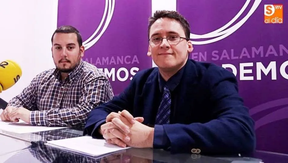 Ignacio Paredero, a la derecha, secretario general de Podemos Salamanca